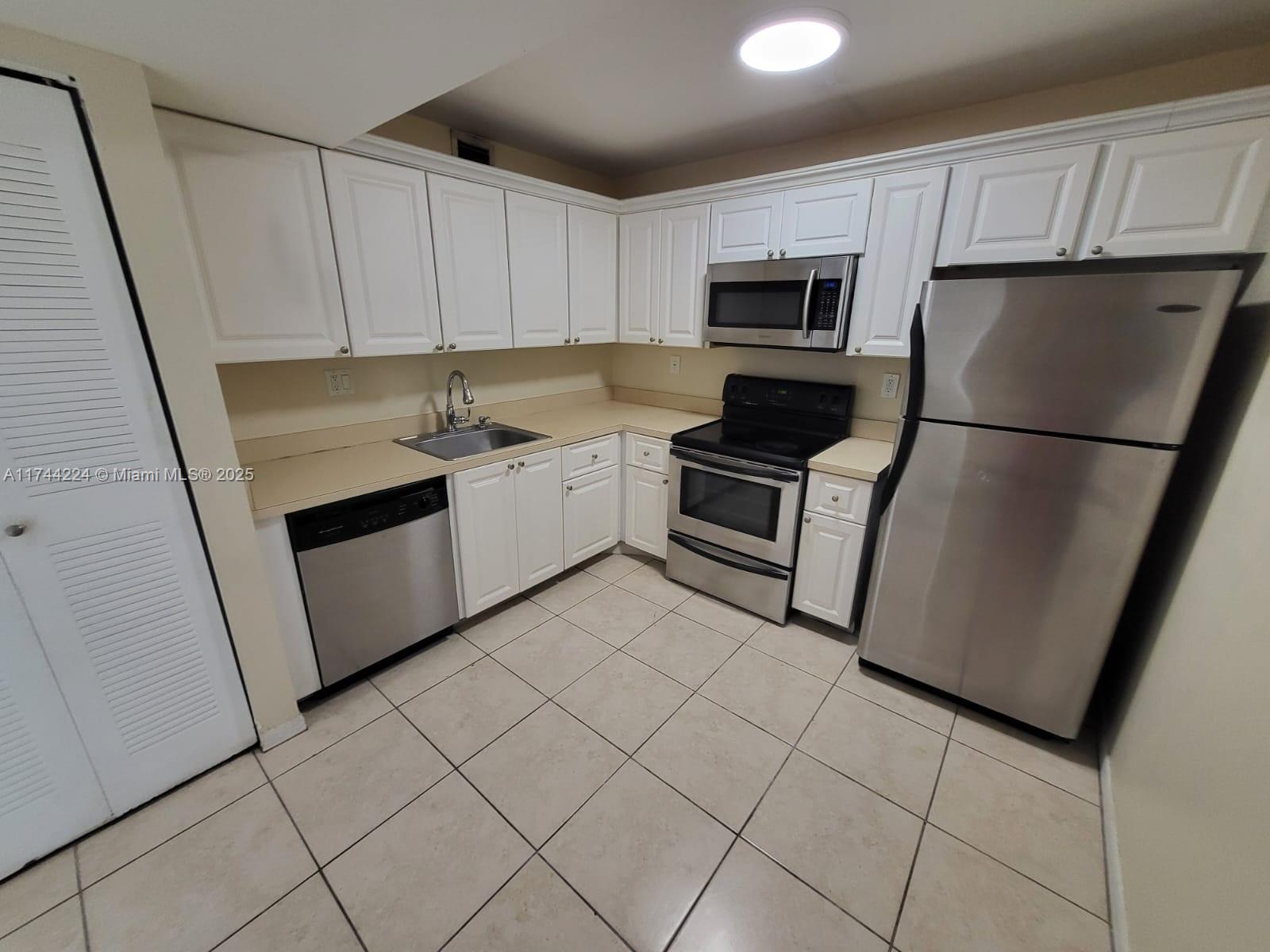Property for Sale at 711 N Pine Island Rd 407, Plantation, Miami-Dade County, Florida - Bedrooms: 2 
Bathrooms: 2  - $267,500