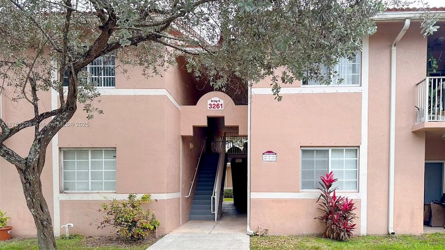 Great opportunity, great location, Gated community. this 2/2 split floor plan offers space and comfort in an excellent central location near Nova, Broward college, and many shopping plazas. Washer and dryer in the unit along with stainless steel appliances. Unit is freshly painted, with bathroom updates and tile throughout!