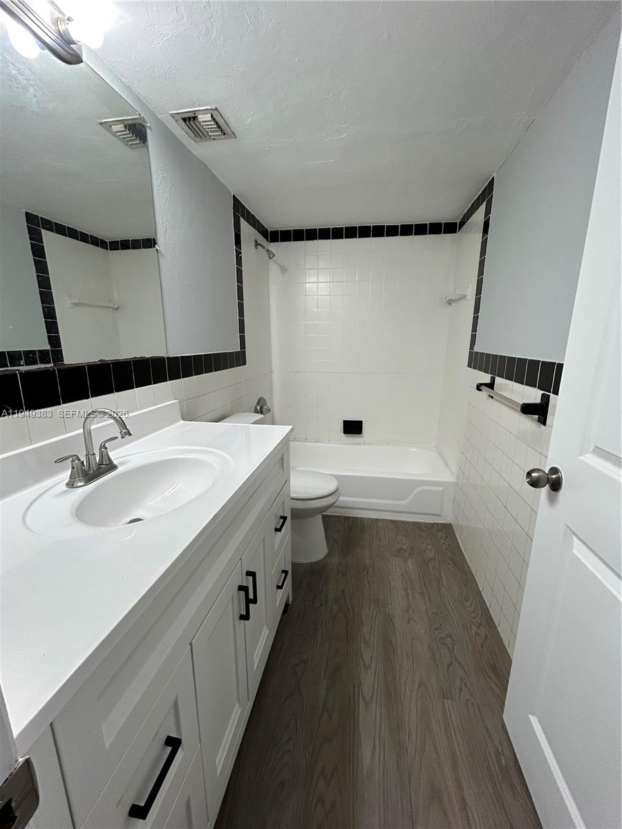 1360 Collins Ave 202