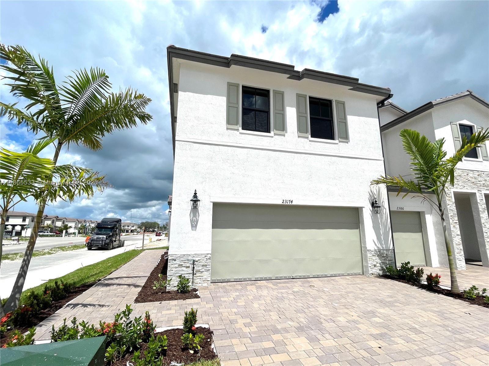 BRAND NEW TOWNHOUSE AT THE NEW LENNAR COMMUNITY SIENA RESERVES SOUTH. 3 BED AND 2.5 BATH and 1 DEN READY TO MOVE IN!!!! CLOSE TO MANY SHOPPING PLAZAS, THE FALLS MALL, RESTAURANTS, URGENT CARES
AND MORE. EASY TO SHOW!! HOME INCLUDES WASHER/DRYER & BLINDS.