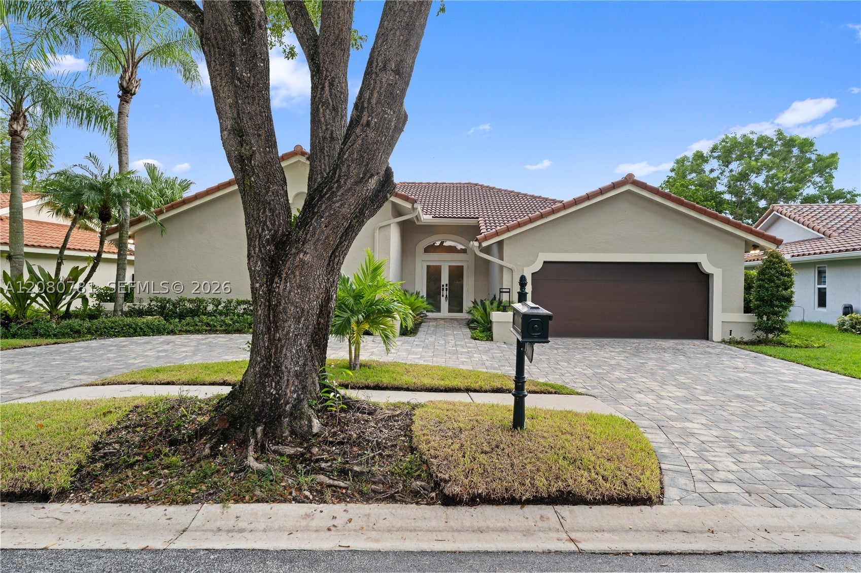 1900 Lakeshore Dr