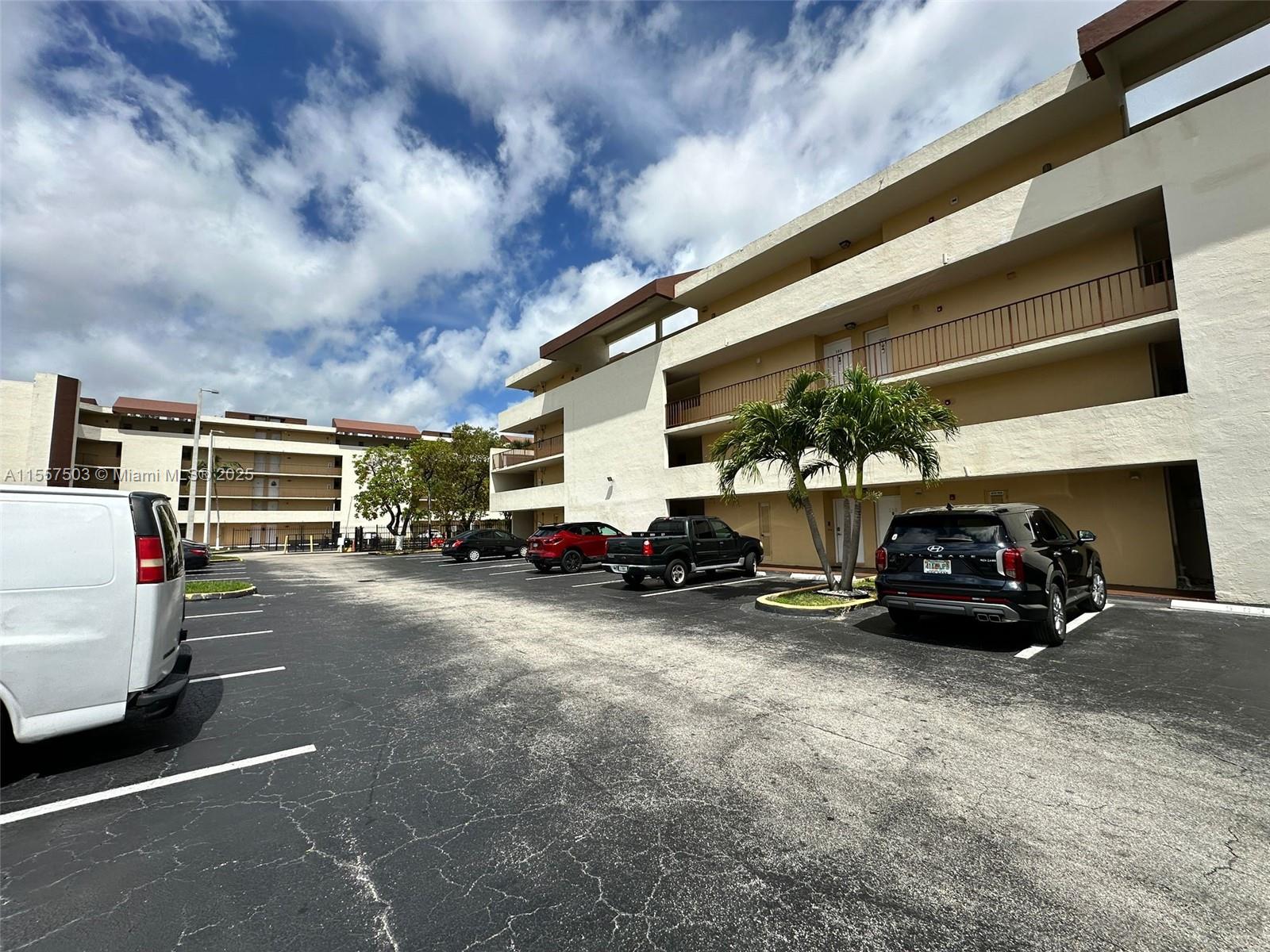Amazing condo Fontainebleau Area. 1 bed 1 bath unit has balcony. GREAT FOR INVESTORS, OR TO LIVE IN! Excellent location , easy access to highways , close to restaurants, shopping plazas and more. Owner has paid off current special assesment in full. Call and schedule today!! Send all offers!
