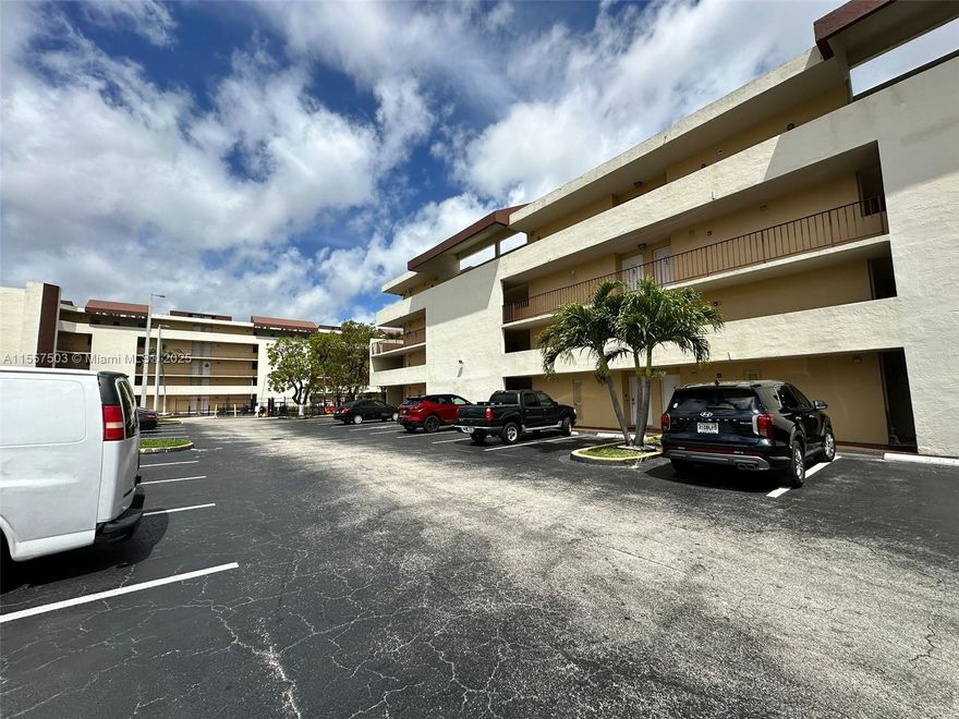 Amazing condo Fontainebleau Area. 1 bed 1 bath unit has balcony.  GREAT FOR INVESTORS, OR TO LIVE IN!  Excellent location , easy access to highways , close to restaurants, shopping plazas and more. Owner has paid off current special assesment in full. Call and schedule today!! Send all offers!