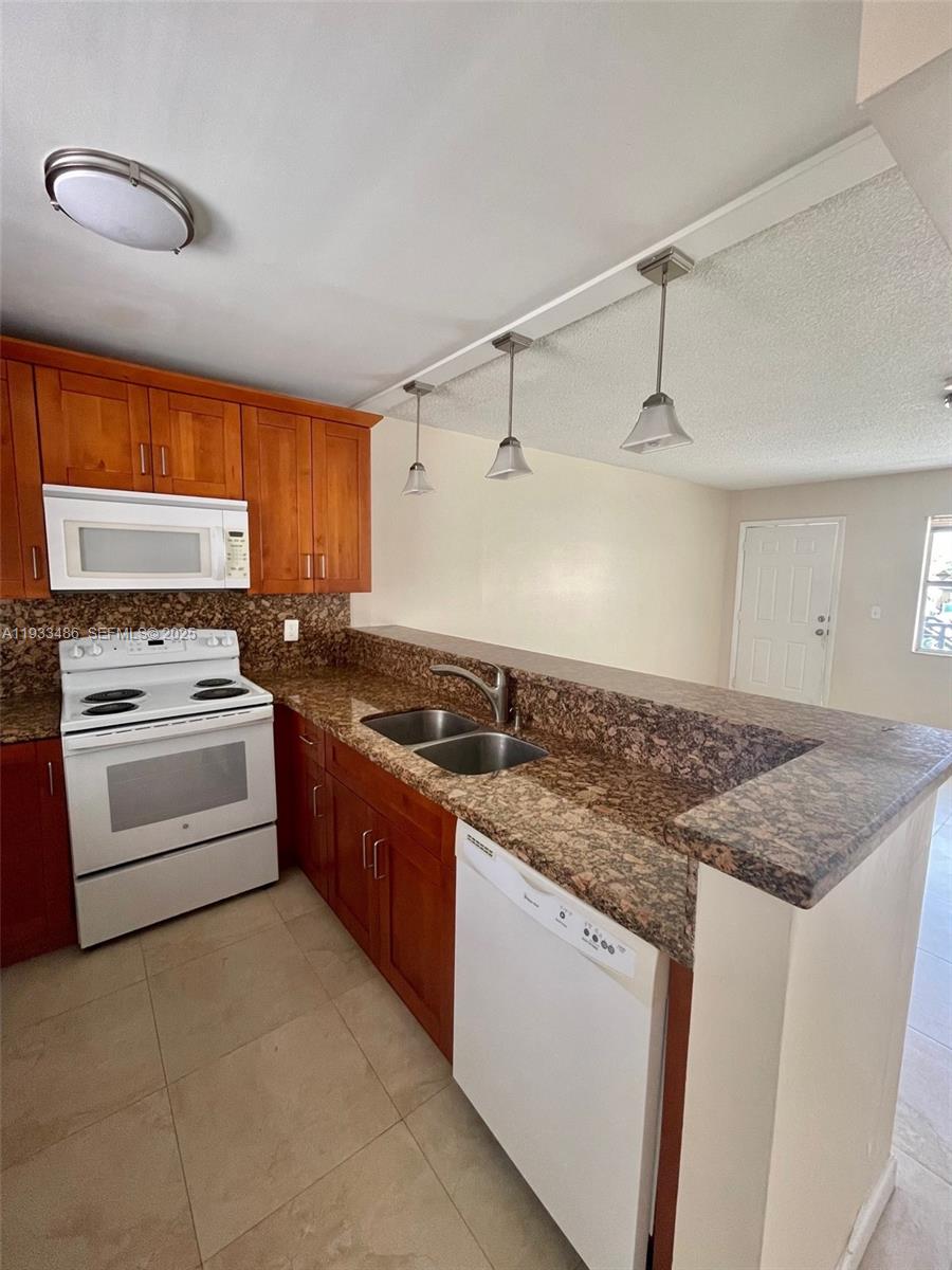 HOLLYWOOD LITTLE RANCHES - Residential Lease