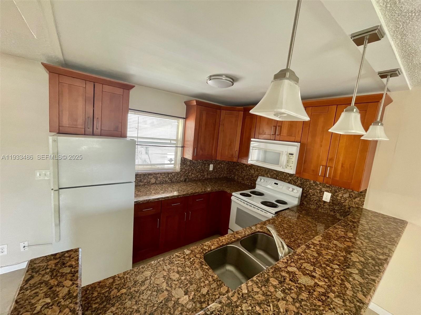 HOLLYWOOD LITTLE RANCHES - Residential Lease