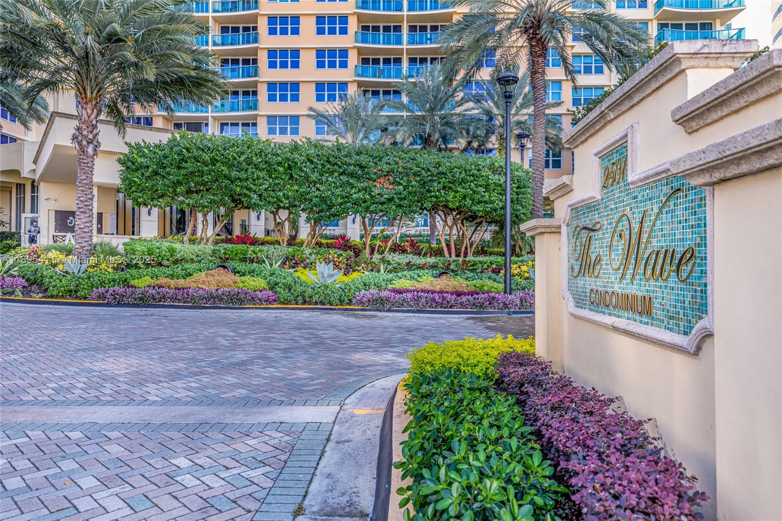 WAVE CONDO - Residential