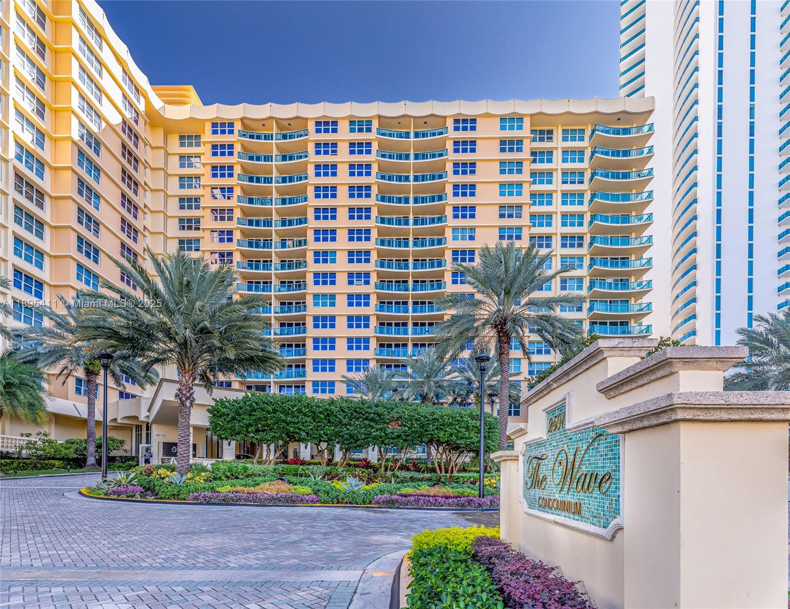 WAVE CONDO - Residential