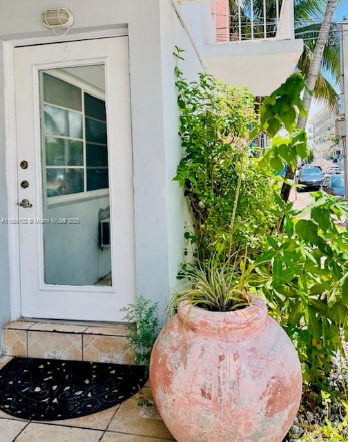 Bright 1-Bedroom + Den on Indian Creek – Steps from the Beach
Located on Indian Creek Drive and 42nd Street, just across from Millionaire’s Row and near the iconic Fontainebleau Hotel, this spacious 1-bedroom, 1-bathroom unit with a den offers the perfect Miami Beach lifestyle.
The kitchen features new stainless steel appliances, laminated floors run throughout, and the unit is filled with natural light. The den can be used as a home office or small bedroom. It also includes washer/dryer hookups, building laundry facilities, one assigned parking space, and low maintenance fees.
Just half a block from the beach and boardwalk with easy access to Bal Harbour, South Beach, top restaurants, and nightlife.Seasonal rentals allowed! Prime location – don’t miss it!