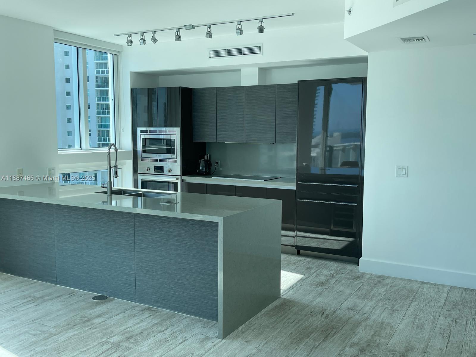 1080 Brickell Ave 2700