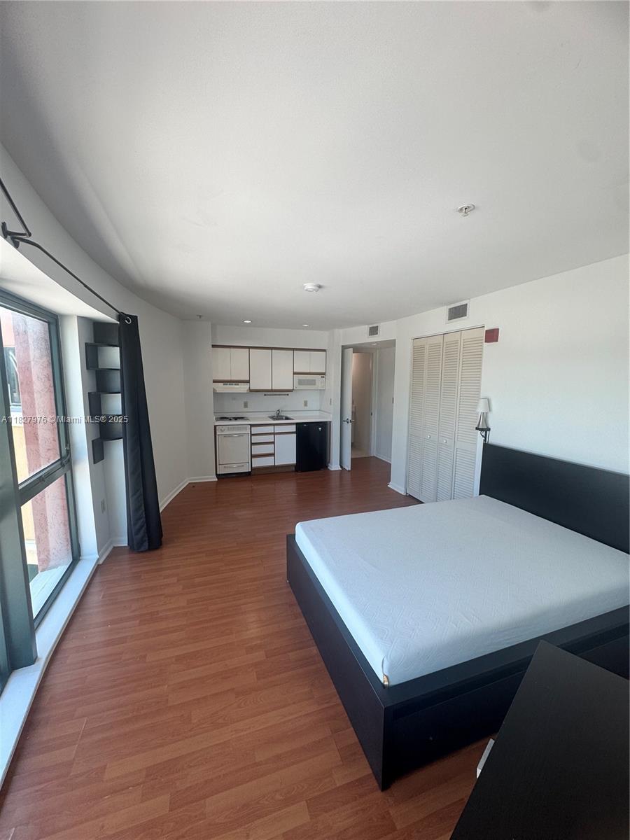 Charming studio in the heart of South Miami, steps away from shops, dinning and public transport. Perfect for city living with easy access to everything. Water, trash, sewer, and maintenance included, parking sports available for a monthly fee. Available now! Easy and rapid approval.