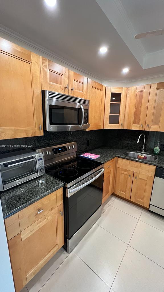 *55+ COMMUNITY**, 1/1.5 + PARKING REMODELED UNIT, BEAUTIFUL PORCELAIN FLOORS IN LIVING AREA, LAMINATE WOOD FLOOR IN BEDROOM, WOOD KITCHEN CABINETS AND GRANITE TOPS, SS APPLIANCES, BOTH BATHROOMS REDONE WITH NEW FLOORS, MANY MORE UPGRADES. **GREAT AMMENITIES** 2 YEAR LEASE.