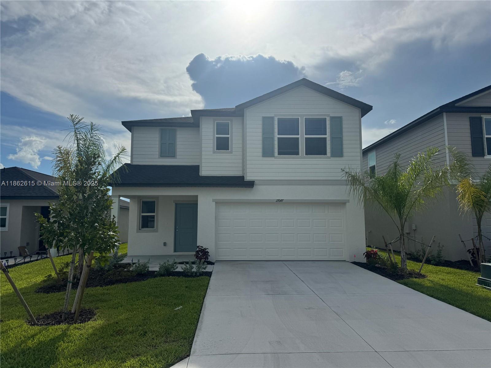 BEAUTIFUL BRAND-NEW HOME – 6 BEDROOMS + FAMILY ROOM
Two-story property with lake view. Features a bedroom with full bath on the first floor. Excellent location, move-in ready! Only first month and security deposit required. Quick approval process.