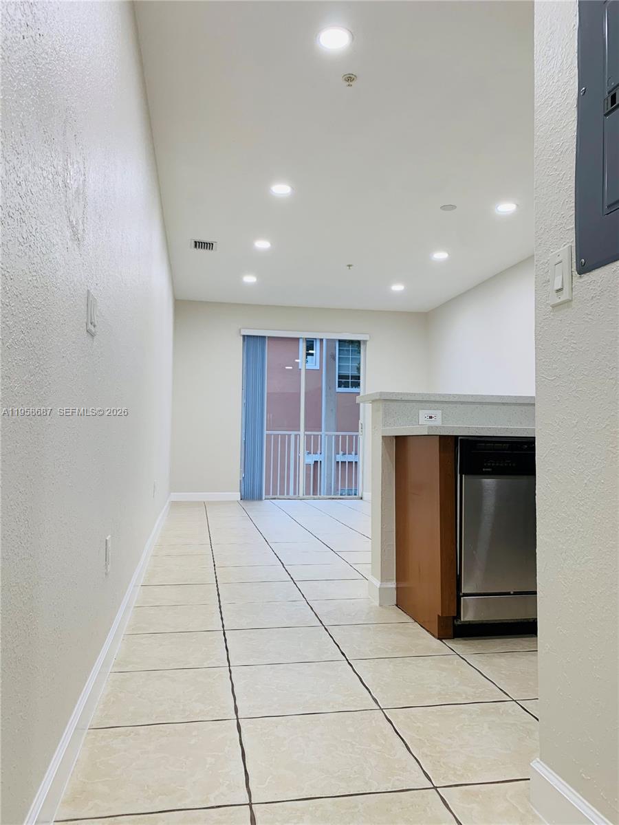 SHOMA HOMES AT COUNTRY CL - Residential Lease