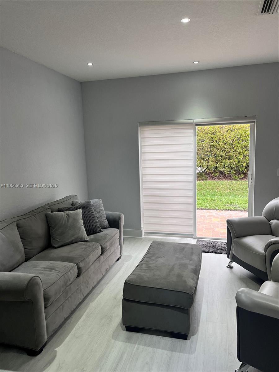 LAGO VISTA AT COCONUT CRE - Residential Lease