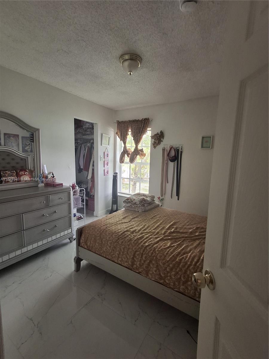 KNOLLWOOD MANOR - Residential