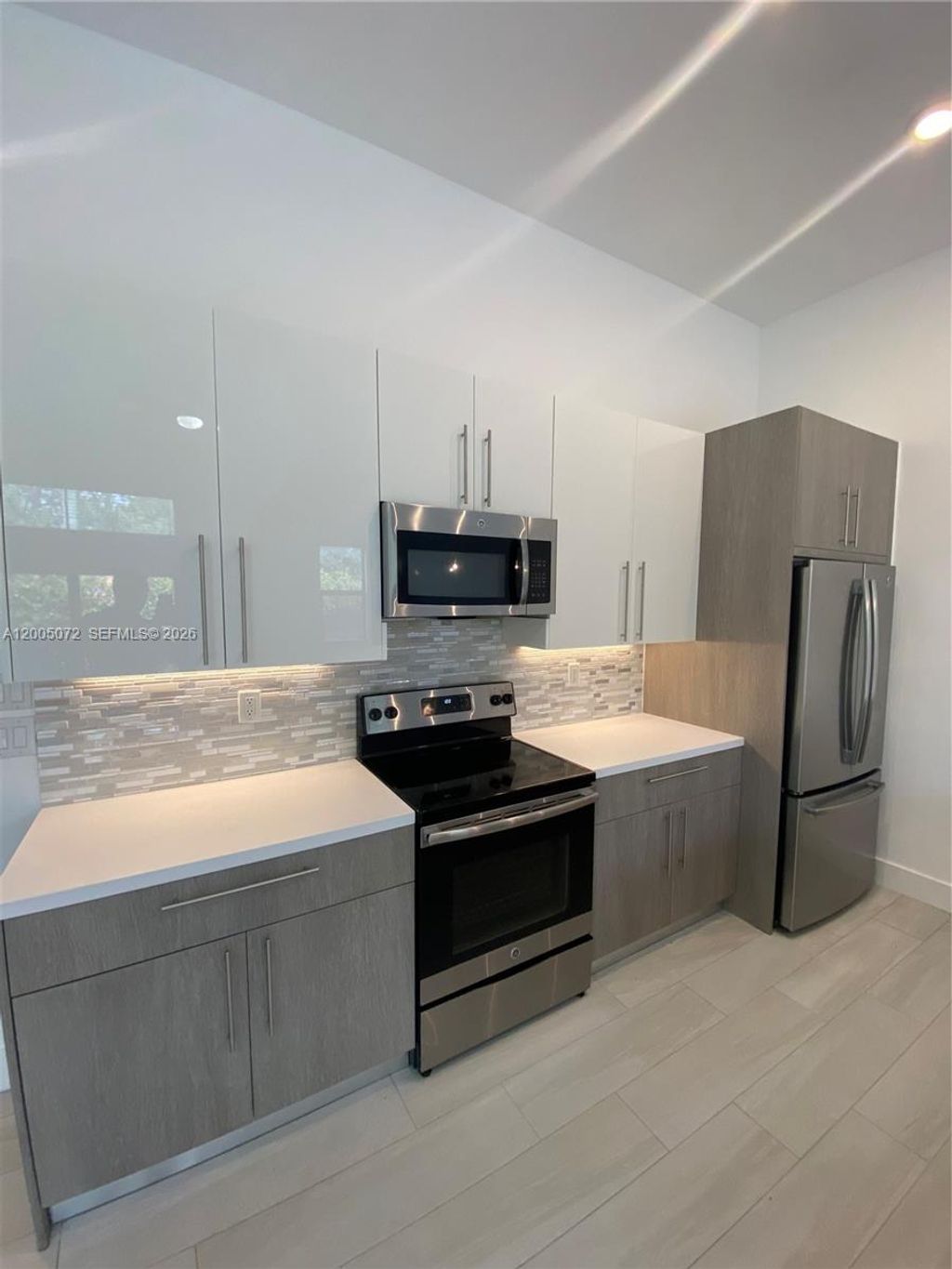 Photo of 909 NW 45th Ter, Plantation, FL 33317 (MLS # A12005072)