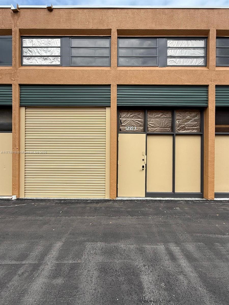 Open Warehouse with complete AC 1,100 sqft with bathroom and big bay door, New roof, Building was just painted and new asphalt in parking area, great space for any Clean Business.