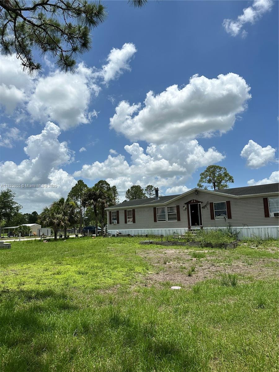 Property with 1.25 acres, ideal for living or investment. Home offers 4 bedrooms and 2 bathrooms, including 2 master suites (one with jacuzzi). One master includes an extra space that can be adapted as a kitchen or bar. Potential to convert into a duplex with 2 beds and 1 bath per side. Exterior room with laundry hookups. Additional small house with a half kitchen. Spacious rooms, metal tiki kitchen for gatherings, concrete pens for animals, fully fenced. Only electric bill to pay. Two entrances, quiet neighborhood, fruit trees. Close to stores, cafés, gas station, and a club with pool, park, and event space. Free school bus pickup at the property.