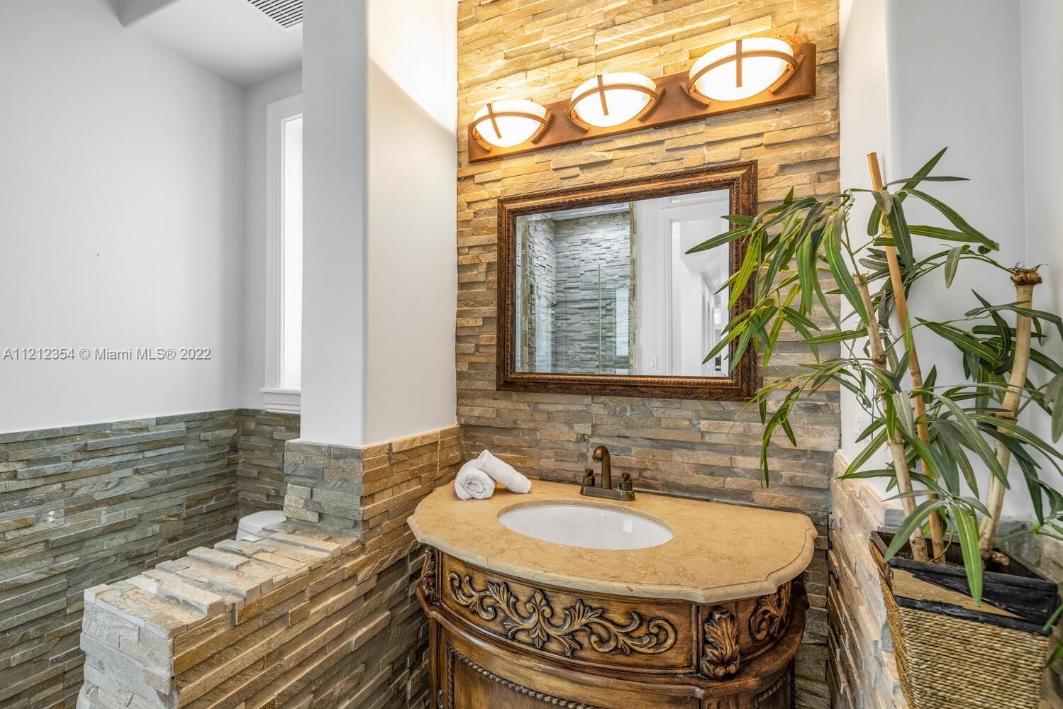 ROCK LAKE - Residential