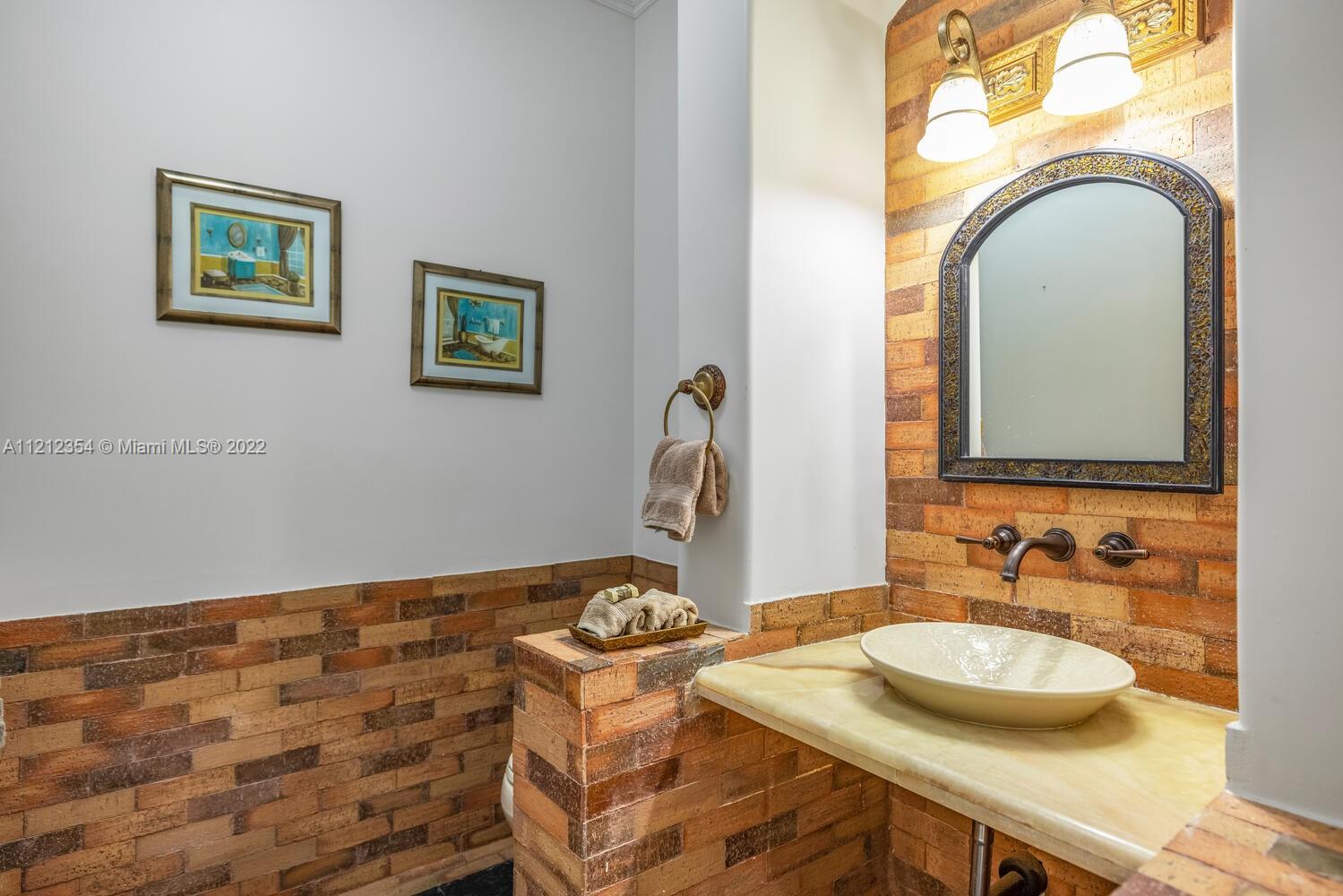 ROCK LAKE - Residential