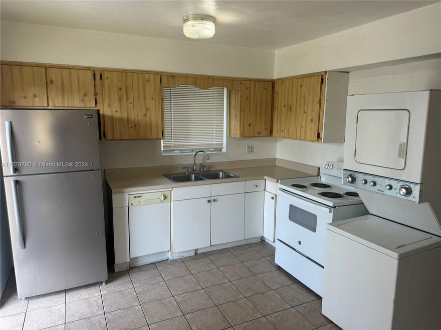 Centrally located 1/1 ready to move in 
Oversized 1 bedroom 
Central AC 
Washer and dryer inside the unit 
Plenty of parking .