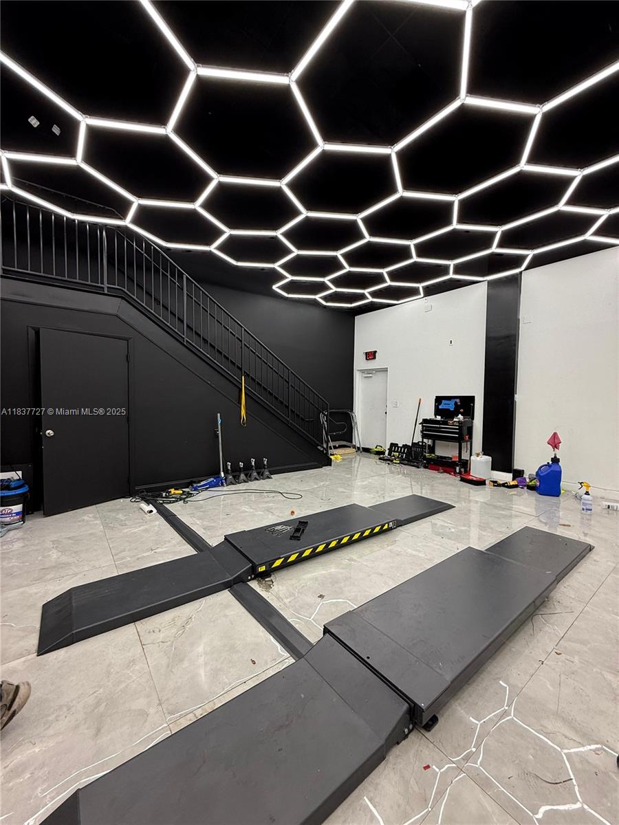 Warehouse for rent in a prime location just minutes from major highways! This clean and well-kept space features a mezzanine, one bathroom, full A/C throughout, and two assigned parking spaces. Ideal for storage, light industrial, or distribution use. Available on September 5th