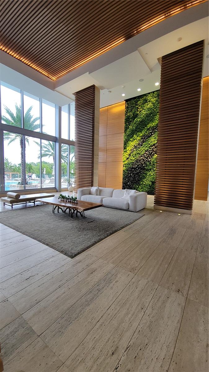 16385 Biscayne Blvd 1905