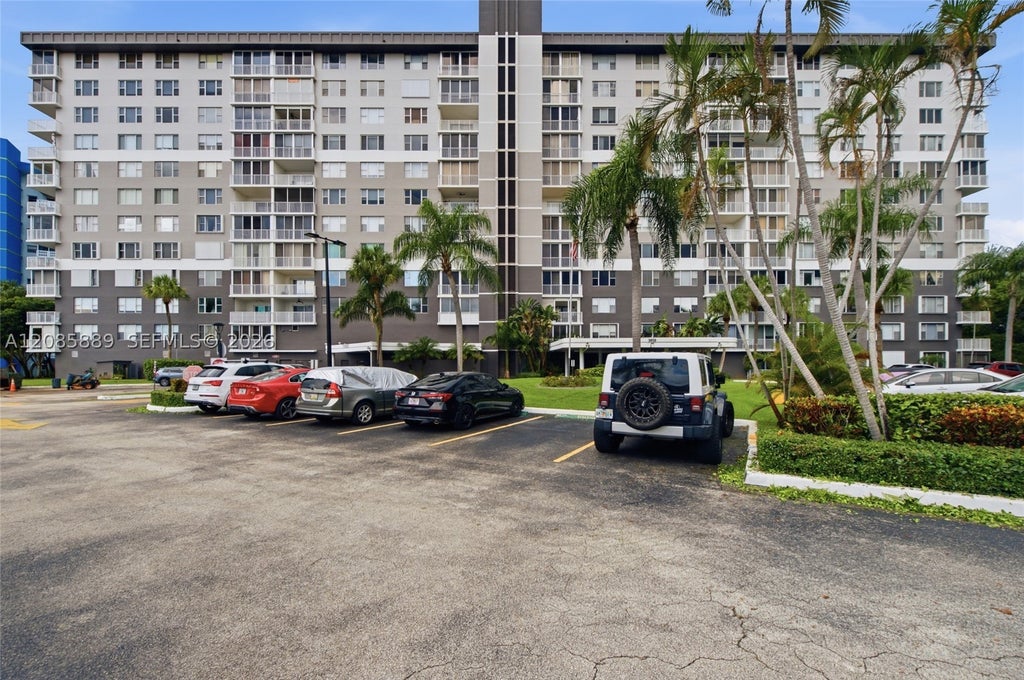 Photo of 3850 Washington St #808, Hollywood, FL 33021 (MLS # A12085889)