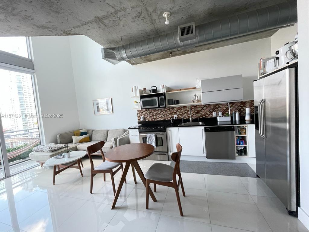 BEAUTIFUL NEW YORK STYLE LOFT! IN THE HEART OF BRICKELL CLOSE TO MARY BRICKELL VILLAGE, RESTAURANTS, SOCIAL CLUBS, BARS, GAS STATIONS, METRO MOVER AND MUCH MORE!, NEWLY PLACED PORCELAIN TILES THROUGHOUT, CHIC GOURMET KITCHEN W/ GRANITE-COUNTERTOPS AND STAINLESS STEEL APPLIANCES. PRIVATE BEDROOM SEPARATED ON THE 2ND-LEVEL. BALCONY WITH A BEAUTIFUL VIEW OF THE MIAMI RIVER, BRICKELL AND DOWNTOWN MIAMI SKYLINE. AMENITIES INCLUDE JACUZZI, SWIMMING POOL, SPA, GYM, RAQUET, BOAT ACCESS, ETC. CALL NOW! WONT LAST!
