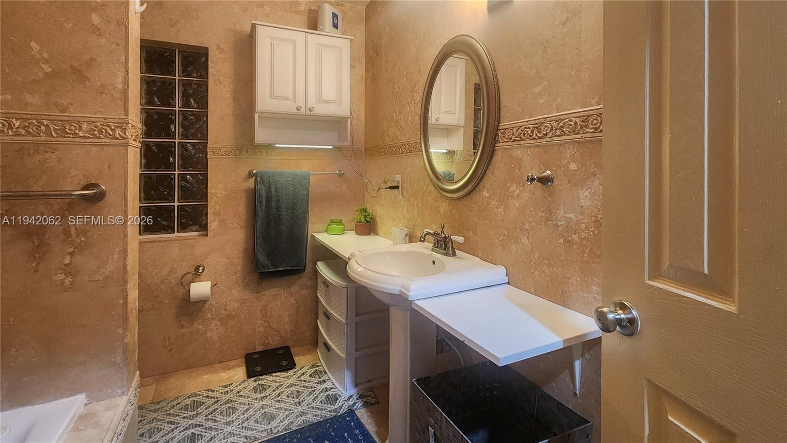 HOLLYWOOD PLACE - Residential Lease