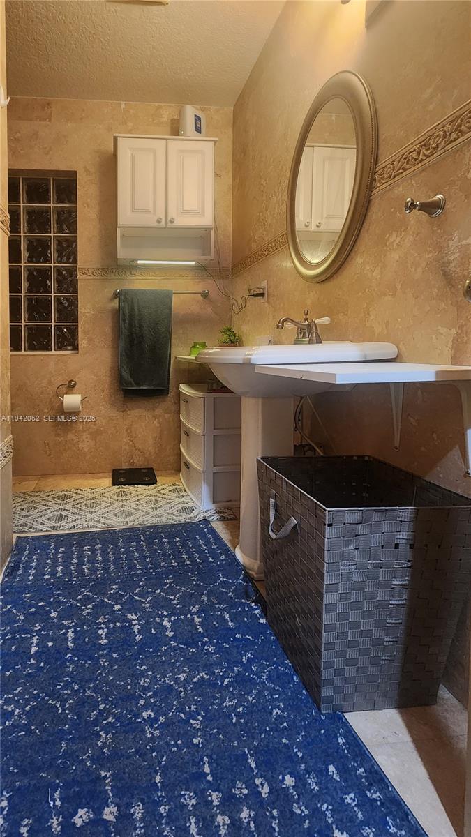 HOLLYWOOD PLACE - Residential Lease