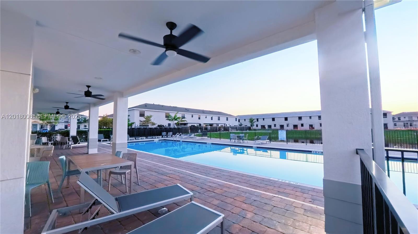 PALM CAY - Residential