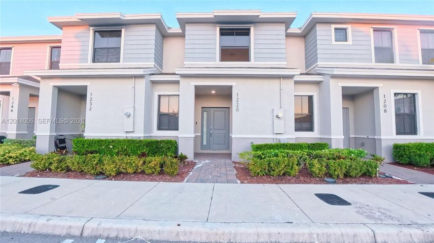 A spacious and elegant newly built semi-detached villa featuring 3 bedrooms and 3 full bathrooms—including one bedroom and bathroom on the ground floor—ideal for added convenience, hosting guests, or multifunctional use.

It boasts an open and functional layout offering:
?? Spacious walk-in closets
?? A modern kitchen with quartz countertops and stainless steel appliances
?? A separate laundry area
?? Contemporary finishes—brand new and ready for immediate occupancy
?? Washer and dryer included

Designed to provide comfort, style, and practicality in every space.