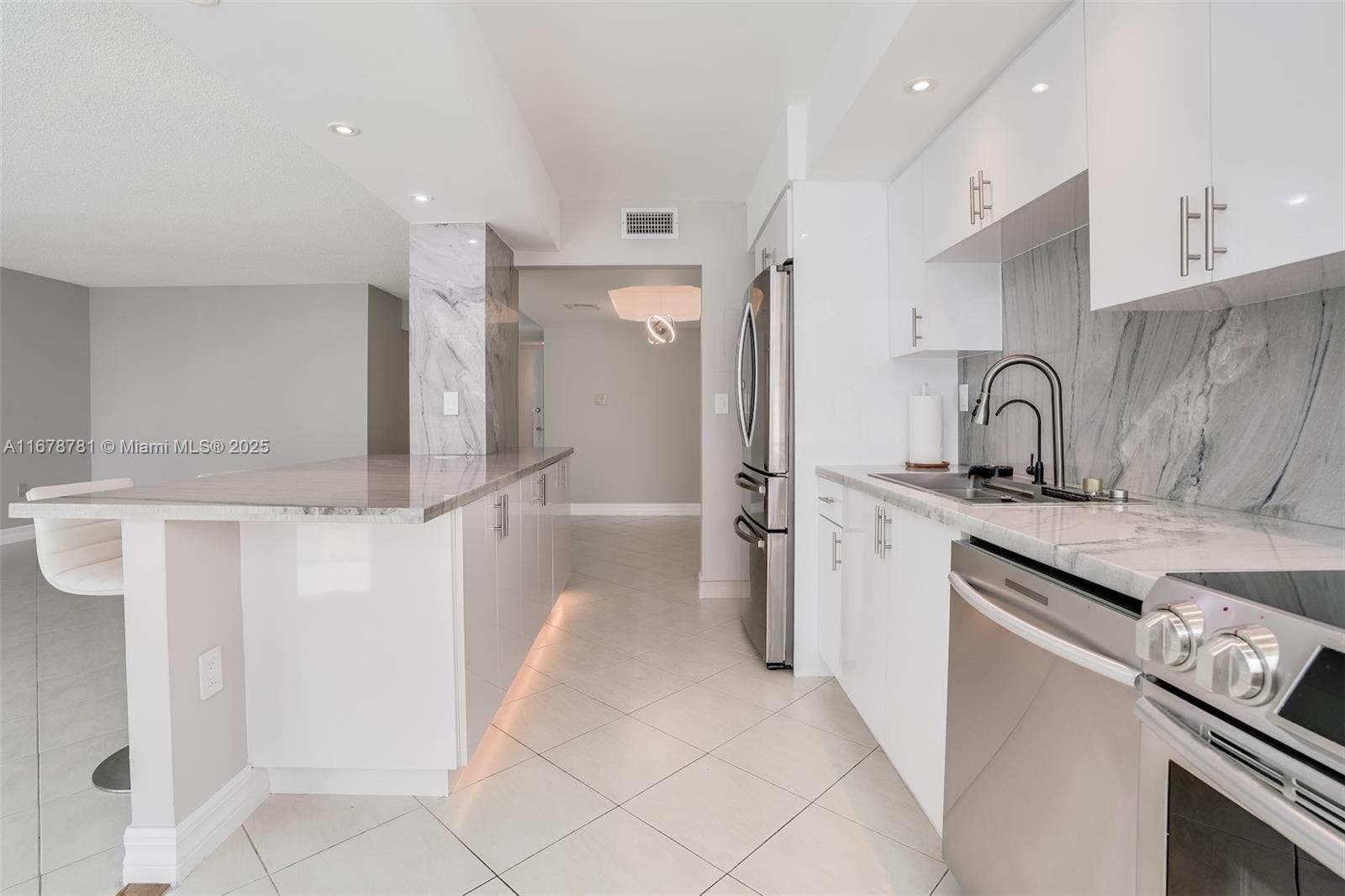 18071 Biscayne Blvd 1204, Aventura, Miami-Dade County, Florida - 2 Bedrooms  
2 Bathrooms - 