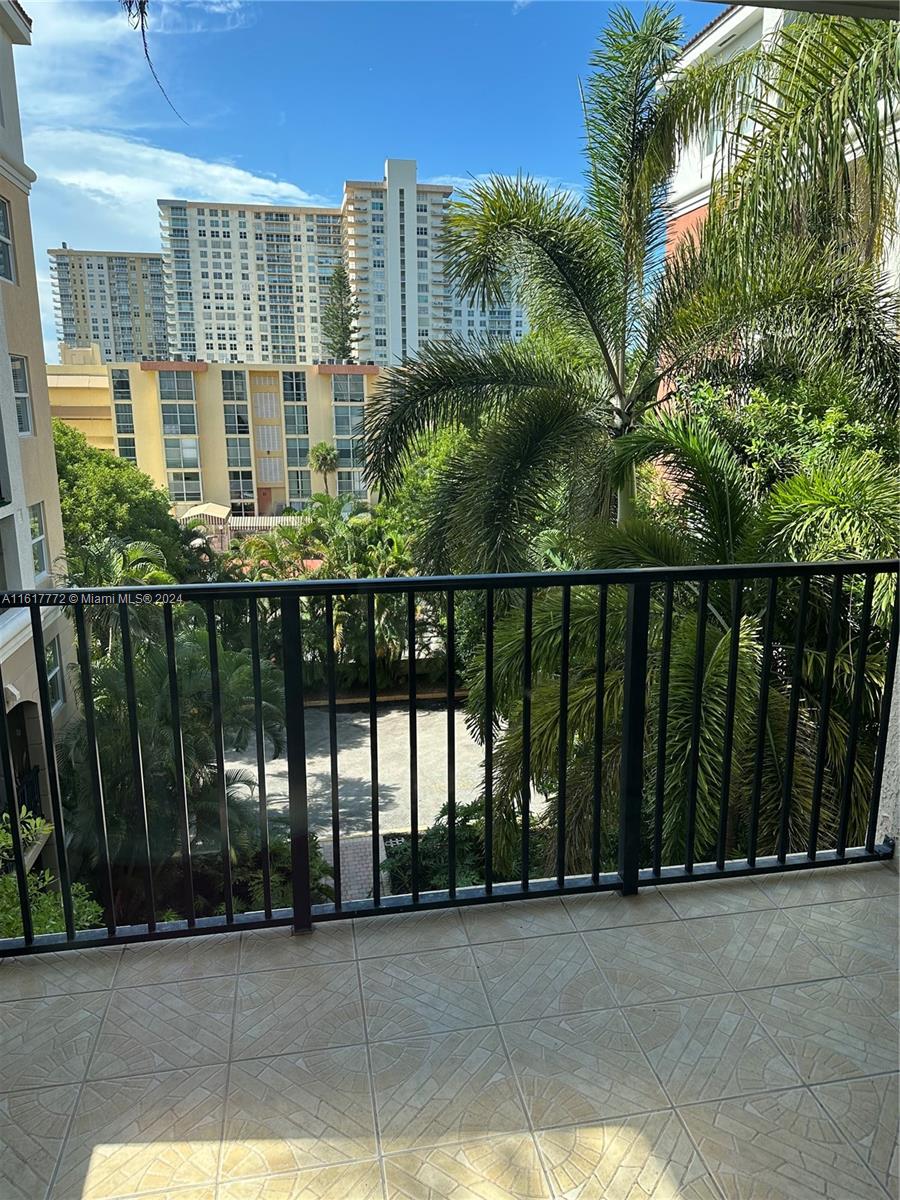 Rarely available fully renovated 1bd 1bath apartment with 2 parking spaces. All new appliances including waher dryer in the unit.
Exellent location whithin walking distance to the beach, restaurants, shopping plazas. A+ rated schools.
The building offers amazing ameneties including 2 pools, GYM, barbeque area, and more.
Minimum 6 months rent.