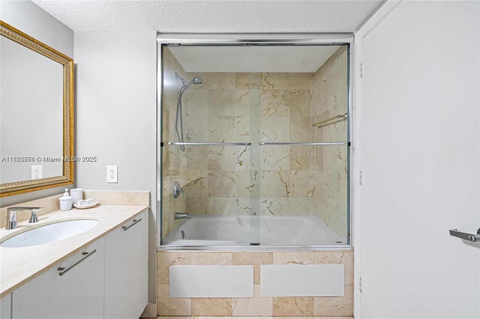 1800 CLUB CONDO - Residential Lease