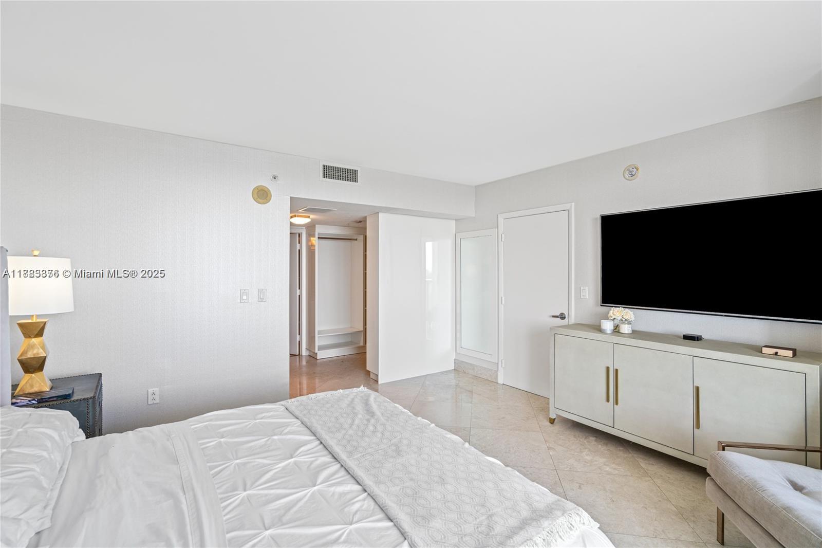 1800 CLUB CONDO - Residential Lease