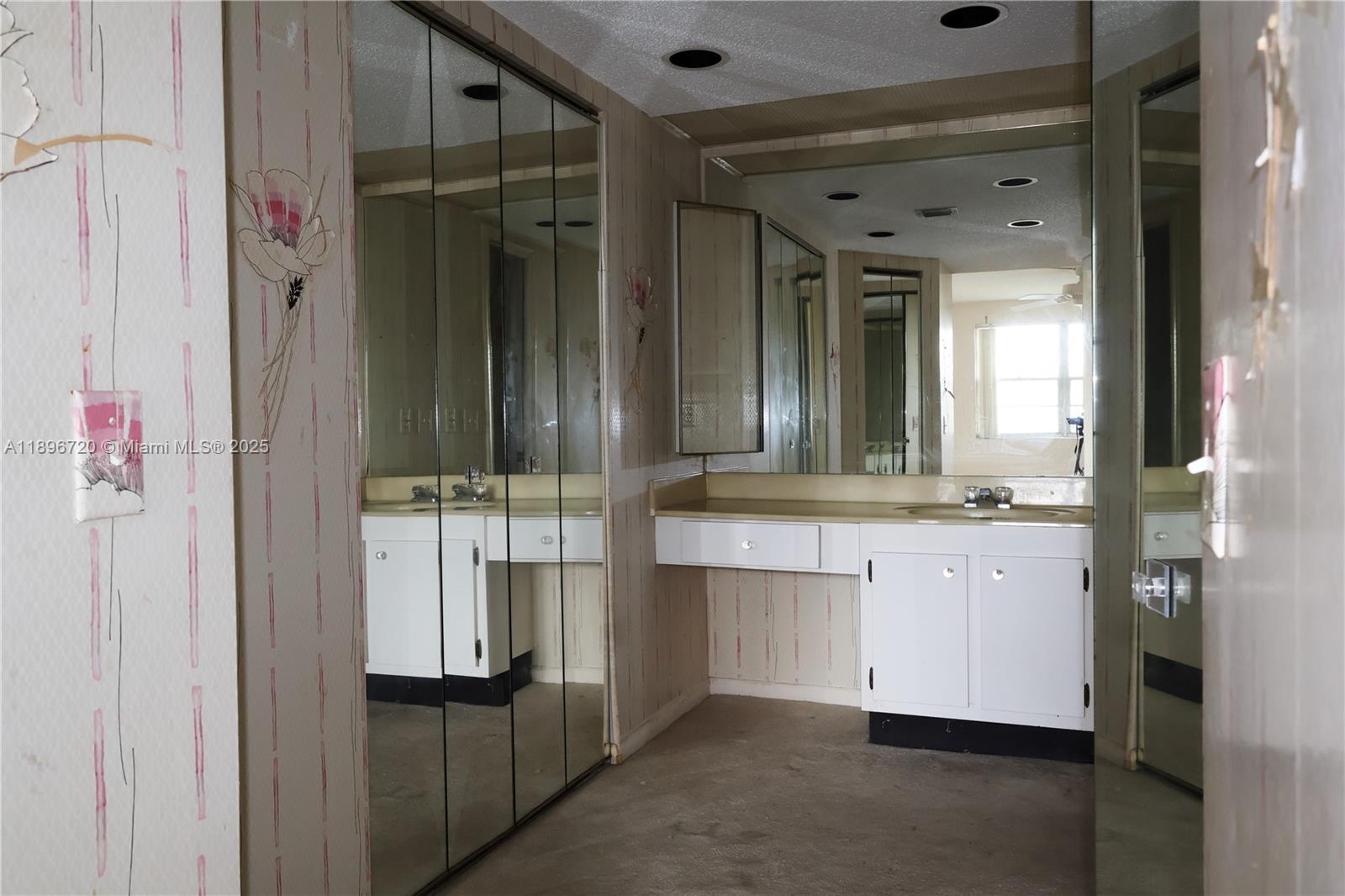 ANDROS VILLAGE E CONDO - Residential