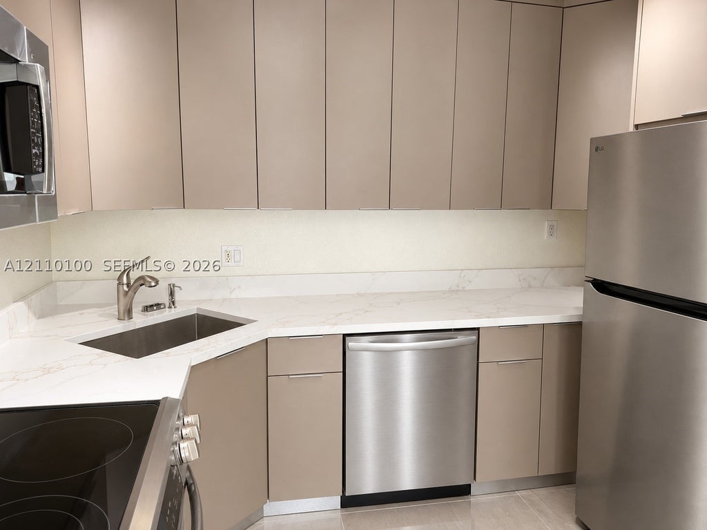 Photo of 2420 SE 17th Causeway #207C, Fort Lauderdale, FL 33316 (MLS # A12110100)