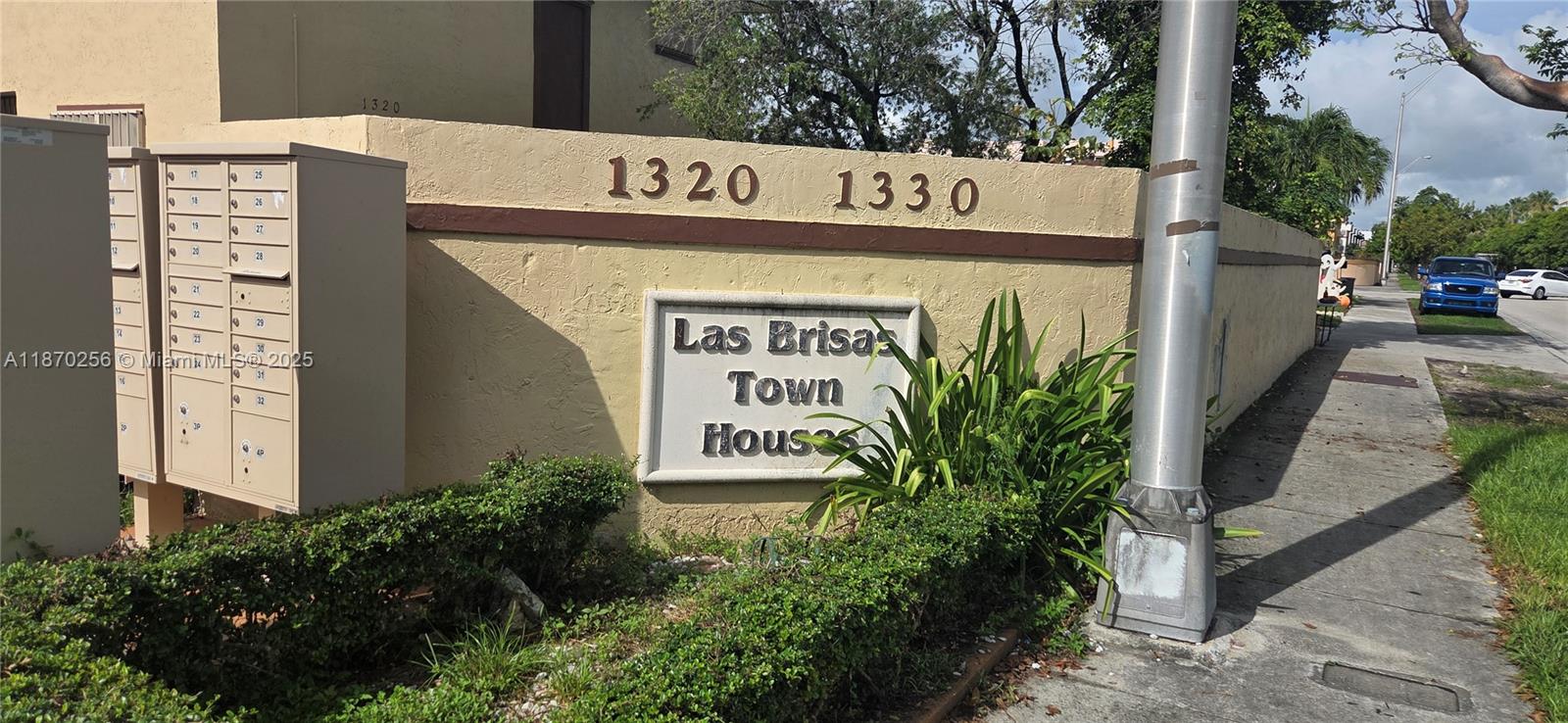 GREAT OPPORTUNITY 2 BEDROOM AND 1, 1/2 BATHROOM, IN THE HEART OF HIALEAH , LOCATED A FEW BLOK FROM WESTLAND MALL, NEAR TO RESTAURANTS,LA FITNESS,HOME DEPOT AND OTHERS ENTERTAIMENT IN THE AREA.THE PROPERTY HAVE TWO PARKING SPACES,KITCHEN COMPLETELY RENOVATED,IS A GREAT OPPORTUNITY FOR INVESTORS AND FAMILYS WHO WANT TO LIVE IN THE BEAUTIFUL CITY OF HIALEAH, DON'T MISS THIS OPORTUNITY