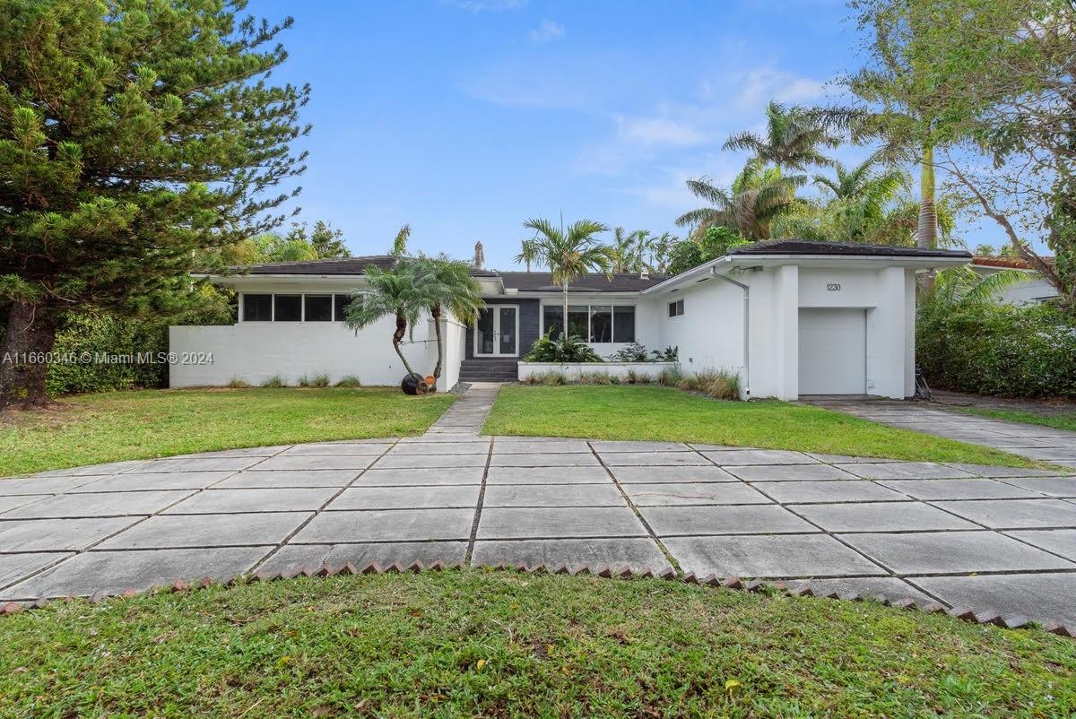 Beautiful Bay Harbor Island home, bright and large kitchen with double sinks. Conveniently located in walking distance to Beach, library, community center, tennis courts, Bal Harbor Shops and local coffee shops and boutiques. Available fully furnished or unfurnished.