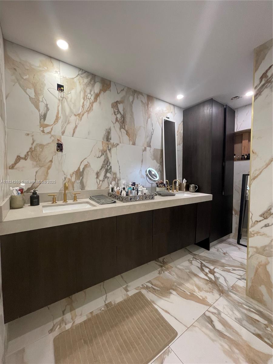 OAK POINT - Residential