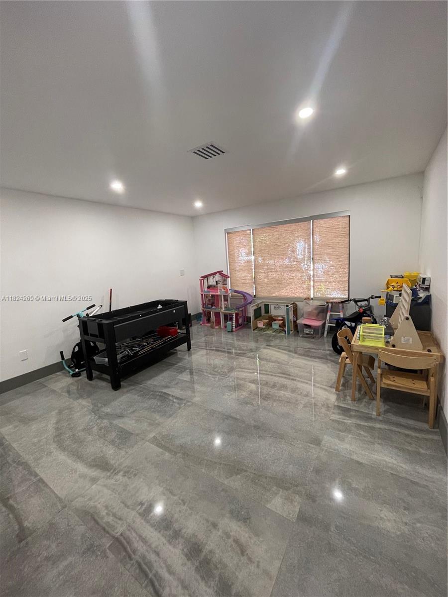 OAK POINT - Residential