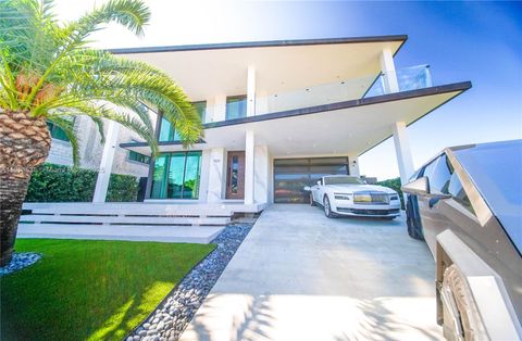 7520 W Treasure Dr North Bay Village FL 33141