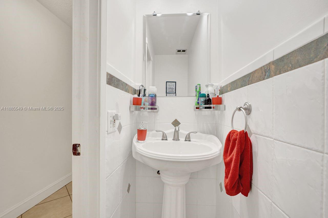 GOLFVIEW TH AT KENDALE LK - Residential