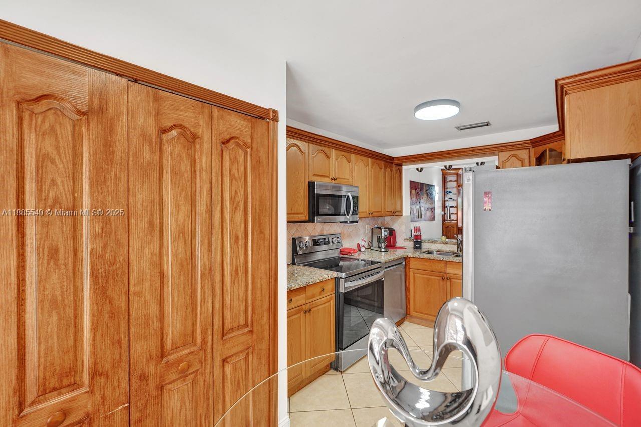 GOLFVIEW TH AT KENDALE LK - Residential