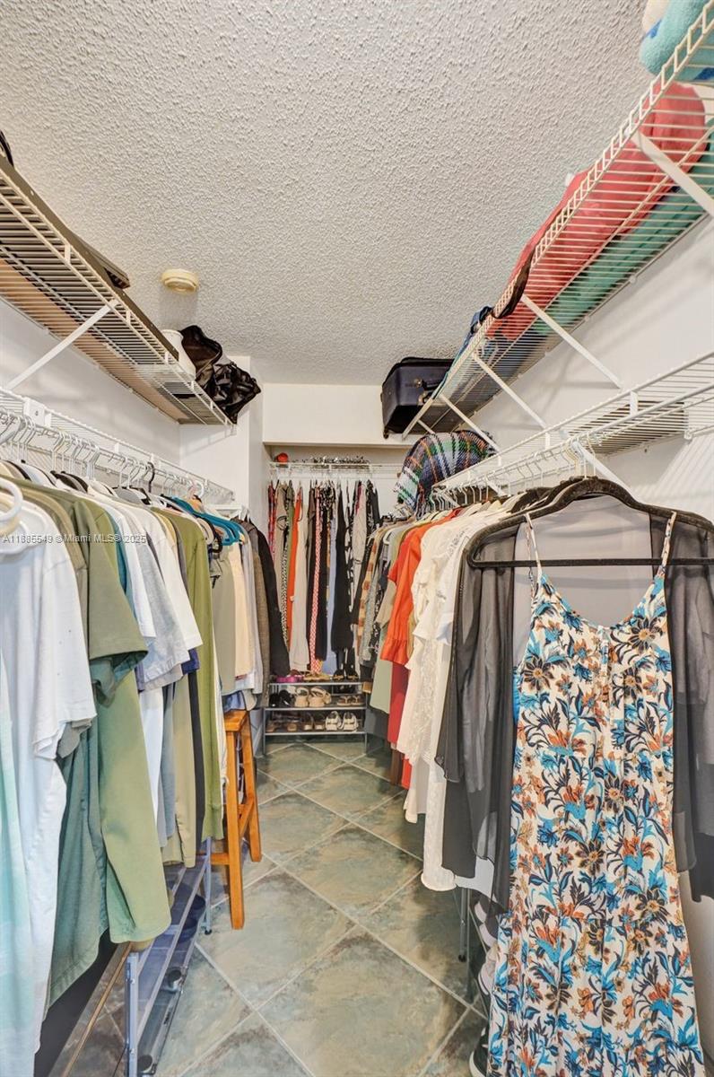 GOLFVIEW TH AT KENDALE LK - Residential