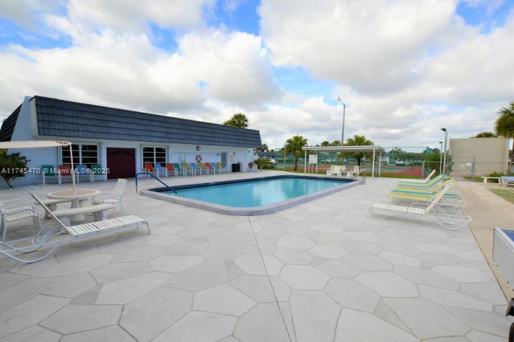 CRESTHAVEN CONDO TOWNHOME - Residential