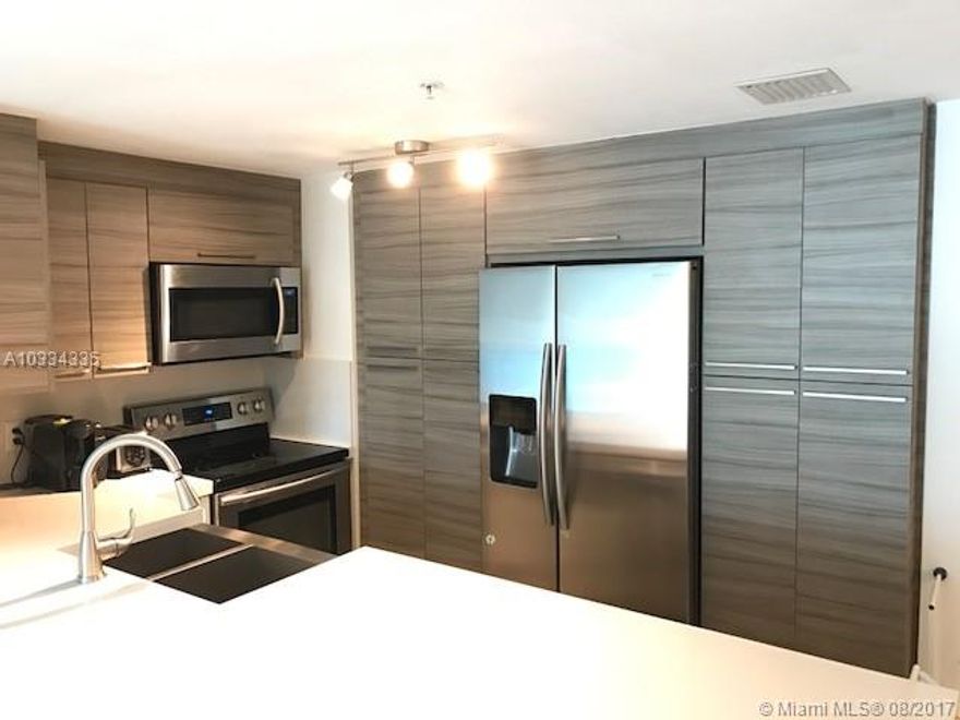 STATE OF THE ART UNIT IN THE HEART OF BRICKELL.
NEWLY RENOVATED OPEN KITCHEN WITH STAINLESS STEEL APPLIANCES.
NO CARPETS.