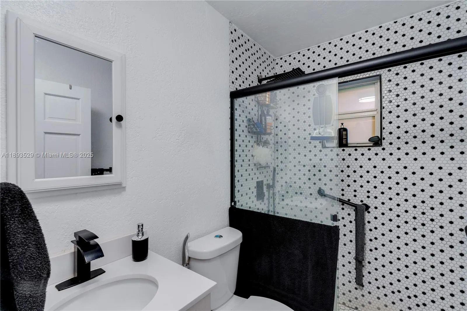 Hialeah, Florida 33013, United States, 3 Bedrooms Bedrooms, ,2 BathroomsBathrooms,Residential,Active,224754